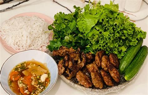  Bún Chả - Hanoi'da Geleneksel Bir Lezzet Şöleni: Tıpkı Bir Dans Gibi Zarif ve Tatlı Acılı Bir Uyumu!